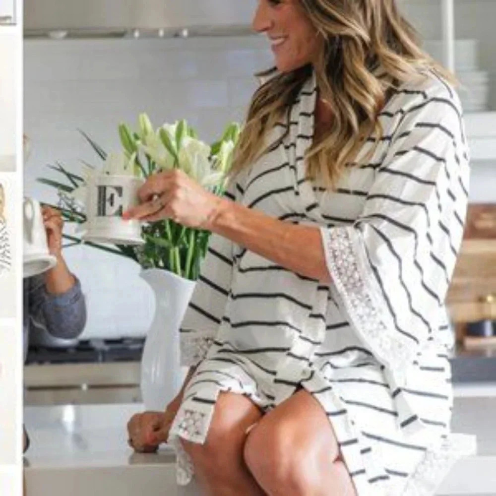 White striped lace maternity‎  robe* Host Pick🌺🌺
